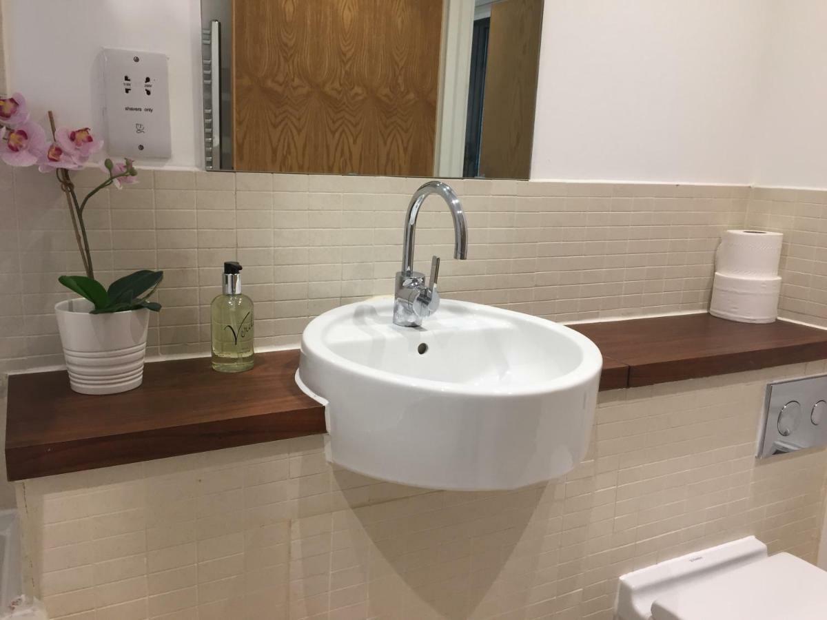 לונדון Stylish Apartment In Victoria מראה חיצוני תמונה